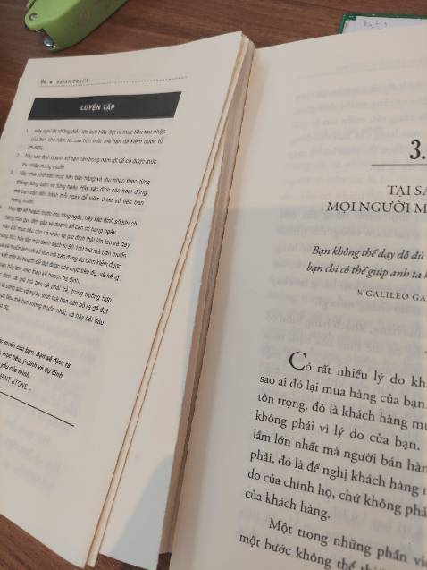M thật sự thất vọng khi mới đọc đc mấy trang mà sách đã bong chóc, tả tơi như thế này mặc dù mới mua. Shop cho m hỏi tại sao chất lượng lại như thế này????😔😔😔

Phải có giải pháp gì đó? Sách thật có như vầy?
