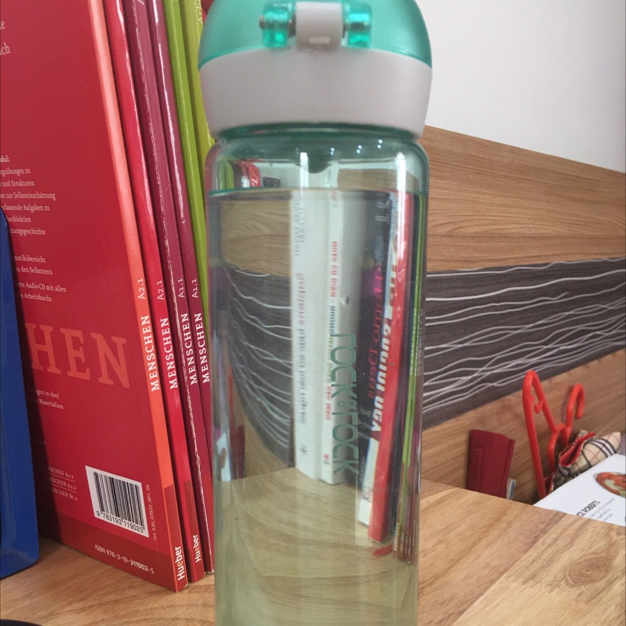 Mình hài lòng với chất lượng sản phẩm so với số tiền bỏ nha. Thân chai mỏng nhẹ so với khối lượng nắp chai nên dễ đổ nếu không có nước bên trong.