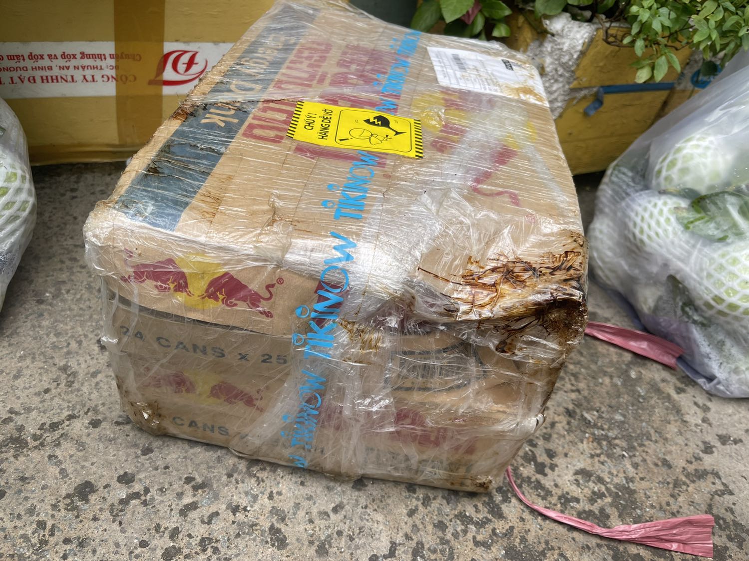 Quá tệ, giao hàng thì hỏng móp, vỡ nước ra. Sau khi mình gọi điện báo hoàn đổi thì đã hỗ trợ hoàn đổi. Nhưng thật tình là thủ tục rườm rà hơn các nền tảng khác. Thgian cũng lâu hơn. Đơn hàng giao cả tháng trời mình có thể thông cảm vì dịch. Nhưng thông cảm với nhau thì cũng phục vụ với nhau tử tế chứ. 
Đơn hàng hoàn đổi của mình từ 27/09 đến nay là 18/10 mình bất chợt nhớ ra thì phát hiện mãi vẫn chưa phát gửi cũng không có thông tin lộ trình theo dõi. 
Mình không quá khó khăn nhưng mà dịch vụ như này thì quá sức tệ, gây bực bội cho người mua.
Dù mình đã chọn nhà cung cấp là tiki trading để an tâm hơn vậy mà.
Hay đơn hàng của mình quá ít ?????
Tóm lại khi nào mới giao đơn hàng lại cho mình hoặc là hoàn trả tiền lại cho mình được vậy ạ.