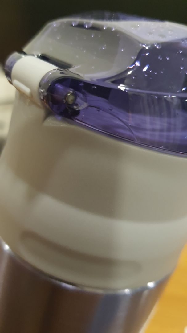 tôi mới nhận chiều nay và khi mở ra để rửa và dùng thì đã thấy vết rạn nứt ở 2 mép của lắp đậy, xin hỏi shop