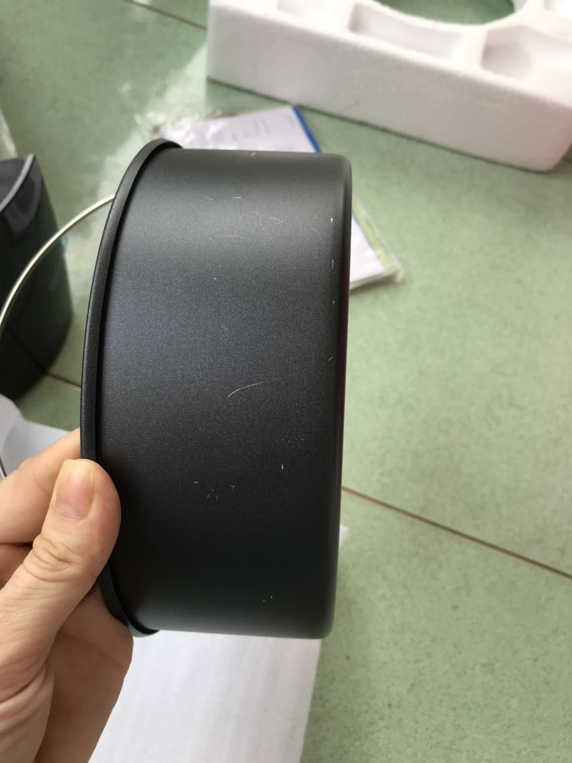 Tiki giao hàng chỉ bọc bằng lớp nilong bên ngoài , khi vận chuyển dẫn đến móp thùng ( không hài lòng về khâu đóng gói sản phẩm). Sản phẩm bị trầy nhiều chỗ. Có lẻ hàng sale giảm giá nên là hàng cũ kém chất lượng? Kém tin tế.

Sử dụng nồi chiên được 1 tuần, lồng nồi đóng vào không được khít. Đẩy lồng vào nồi chiên không được trơn tru. Tôi yêu cầu tiki có hướng giait quyết giúp tôi.