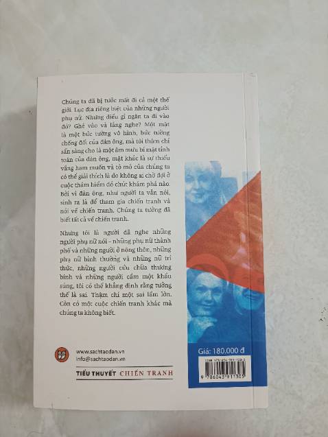 Nội dung sách thì mình chưa đọc, mở sách ra thì có thêm 1 tờ bìa phụ màu đỏ rất đẹp, chất lượng giấy tốt, nhưng không hiểu sao cuốn sách của mình có một chỗ giống như bị lem mực. Góc sách bị nhăn một chút do quá trình vận chuyển, mình mua sách của Tiki mấy lần rồi, hầu như lần nào Tiki vận chuyển sách của mình cũng bị nhăn hết. Đành chấp nhận vậy.