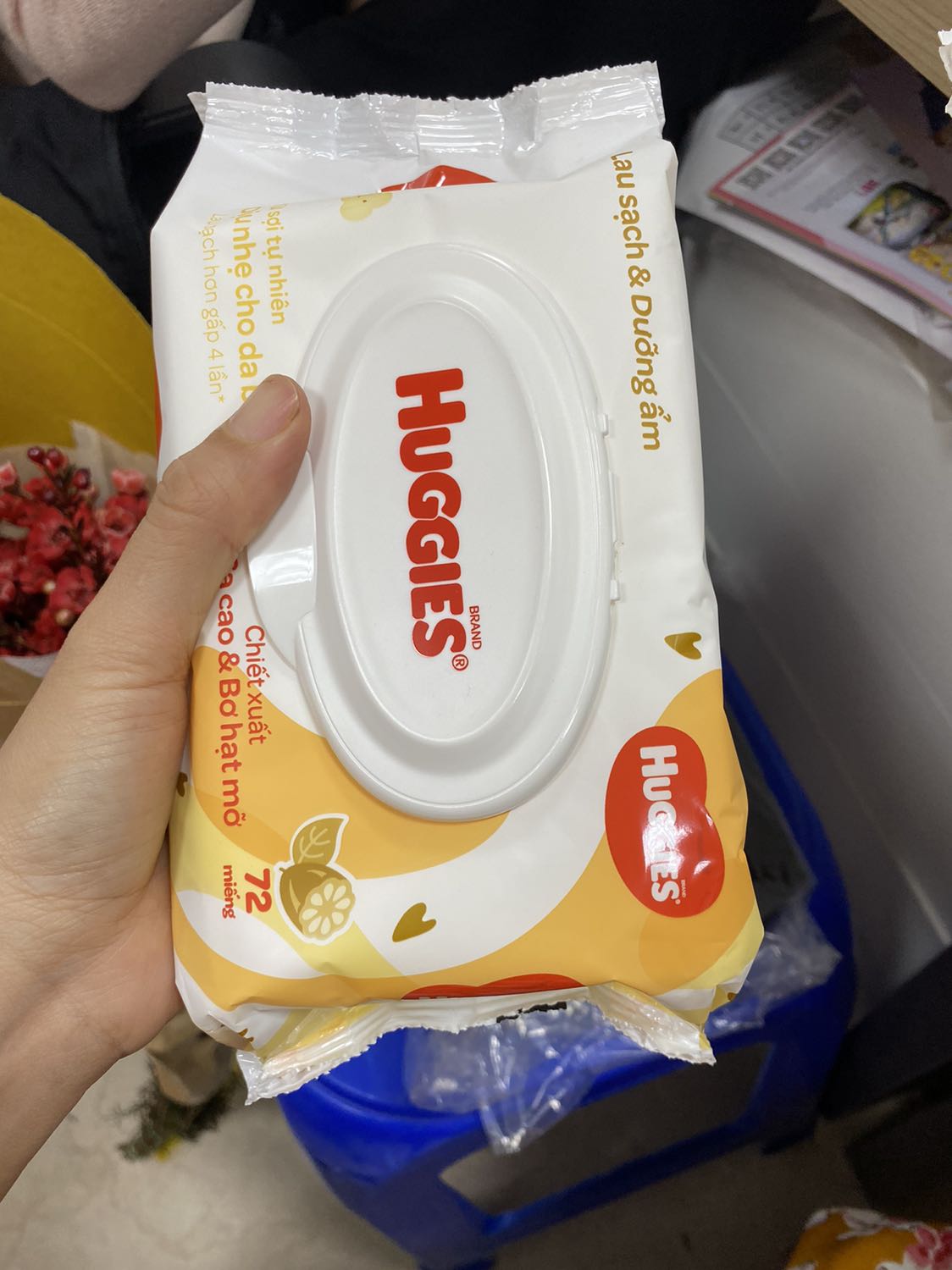 Mình mua lần 2 trên tiki nhưng mẫu lần này nhận khác lần trước
Bao bì: chữ huggies kì trước mình mua được in nổi lần này chỉ in chữ đỏ. Ngày sản xuất kì này in nhạt hơn
Mùi: hắc hơn
Chữ trên bao bì nhạt hơn
Mình không biết do đổi mẫu hay hàng này hàng chất lượng thấp
Mong được giải đáp