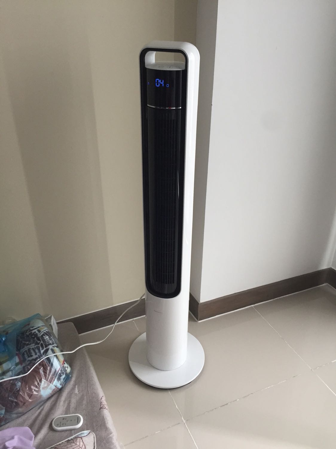 SP tốt, thái độ shipper tệ
Đã sử dụng khoảng 1 tuần. Sp phù hợp với giá. Gió mát, độ ồn ở mức quạt cao tạm chấp nhận được. Cảm giác chưa chắc chắn vì chân đế bằng nhựa, động nhẹ vẫn thấy quạt hơi lắc lư, lúc hoạt động thì vẫn chắc chắn. Nhân viên giao hàng thái độ rất kỳ. T ở chung cư, lúc đến giao t hỏi có mang lên tận nơi được ko anh thì nói ko được, tự xuống lấy. Lúc xuống t phải đi chung với người nhà vì biết quạt to, khó mang một mình. T xuống nhận hàng rất bình thường, mà shipper thì cọc cằn: “cái này mà bắt mang lên trên nhà!” T chỉ hỏi có mang lên được ko, ko được thì t tự xuống lấy, đâu cần xấc xược vậy. Hộp cũng móp méo kha khá, cũng may có xốp bên trong. Việc giao hàng có vẻ quá cực nhọc, hy vọng anh ta không cần phải làm công việc này nữa SP tốt, thái độ shipper tệ
Đã sử dụng khoảng 1 tuần. Sp phù hợp với giá. Gió mát, độ ồn ở mức quạt cao tạm chấp nhận được. Cảm giác chưa chắc chắn vì chân đế bằng nhựa, động nhẹ vẫn thấy quạt hơi lắc lư, lúc hoạt động thì vẫn chắc chắn. Nhân viên giao hàng thái độ rất kỳ. T ở chung cư, lúc đến giao t hỏi có mang lên tận nơi được ko anh thì nói ko được, tự xuống lấy. Lúc xuống t phải đi chung với người nhà vì biết quạt to, khó mang một mình. T xuống nhận hàng rất bình thường, mà shipper thì cọc cằn: “cái này mà bắt mang lên trên nhà!” T chỉ hỏi có mang lên được ko, ko được thì t tự xuống lấy, đâu cần xấc xược vậy. Hộp cũng móp méo kha khá, cũng may có xốp bên trong. Việc giao hàng có vẻ quá cực nhọc, hy vọng anh ta không cần phải làm công việc này nữa