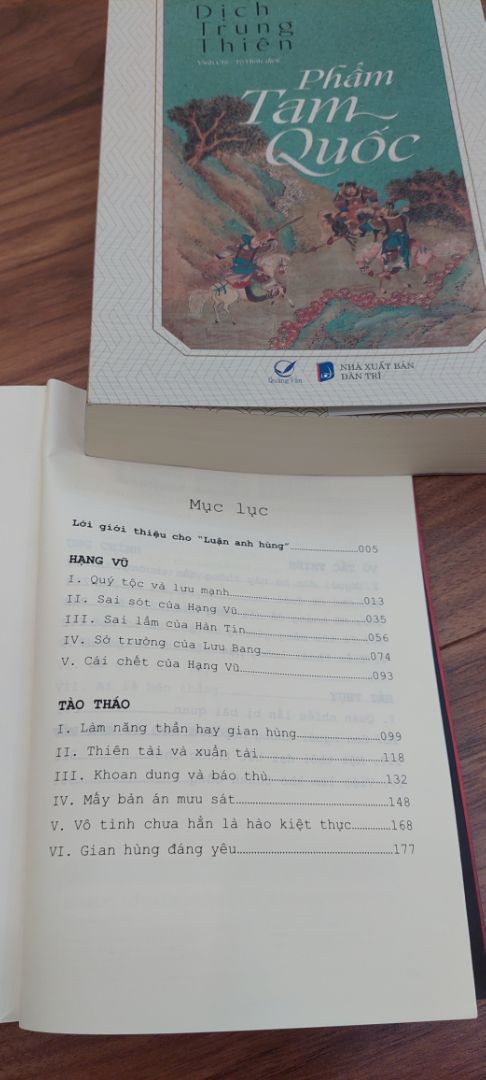 Trong số trùng trùng lớp lớp các nhân vật ưu tư, kiệt xuất nổi danh trong lịch sử Trung Quốc, Dịch Trung Thiên lựa chọn 5 nhân vật quen thuộc: Hạng Vũ, Tào Tháo, Võ Tắc Thiên, Hải Thụy, Ung Chính ; đó là những tên tuổi với sự nghiệp không thể phai mờ, hình tượng cá nhân chói sáng cùng những câu truyện hấp dẫn còn lưu lại. Sở dĩ cuốn sách bình phẩm mấy nhân vật như vậy là vì họ có cá tính, hơn nữa cá tính rất mạnh. Họ cũng là những cá nhân mà sức hút với hậu thế vẫn còn mãi, nhưng không có ai không là nhân vật đầy tính bi kịch. Mới hay tiến thoái vinh nhục, thắng bại được mất của một con người, không hoàn toàn do người đó quyết đinh, thâm chí là hoàn toàn không.
“ Luận anh Hùng” thực chất chính là câu chuyện kể về những con người muốn đi ngược dòng thời đại để thực thi lý tưởng của mình. Câu chuyện ấy nằm trong một đại tự sự lớn hơn của cả Trung Hoa, với việc điểm qua các mô hình quản lý xã hội khác nhau dọc theo chiều dài lịch sử, với sự bóc tách đến tận cùng nhũng ưu khuyết điểm của các hình thức cai trị khác nhau “ đức trị“, “ pháp tri”, “ nhân trị” . Đọc “Luận anh hùng” ngoài các nhân vật trung tâm còn có rất nhiều các nhân vật khác thành ra đọc một nhân vật  lại biết thêm cái hay cái dở nhiều nhân vật khác, tìm hiểu cá nhân cũng hiểu được cả một thời kỳ lịch sử, đọc về thời đại này cũng dễ so sánh bối cảnh thể chế của nó với thời  đại kia. Đây cũng một điểm hay của tác phẩm