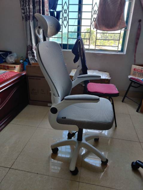 Đóng gói cẩn thận, thời gian giao hàng đúng lịch chỉ mất 2 ngày từ ngày đặt hàng. 
Ghế ngồi êm, chắc chắn, đệm yên ghế dày, bánh xe lăn trơn, mượt không phát ra tiếng
Lưng ghế là cố định, nhưng ghế có cơ chế ngả đàn hồi nên ngồi khá cảm giác khá thoải mái không bị cứng
Lưng ghế bằng lưới ngồi ôm sát người theo đúng sống lưng cảm giác rất thích, phần lưng dưới được đỡ, cảm thấy ngồi đỡ mỏi lưng hẳn 
Nhựa ABS của ghế nhìn chất lượng hoàn thiện là chưa cao, nhưng điều đó không phải giá trị cốt lõi của chiếc ghế và trong tầm giá này như vậy là chấp nhận được
Lắp đặt khá dễ dàng, bộ dụng cụ cực kì đầy đủ, không chỉ có vít còn kèm theo cả đồ để vặn vít, trong bộ mình còn bị thừa ốc vít, 10 đ
Nhìn chung mình rất hài lòng về chiếc ghế trong tầm giá này, đáng đồng tiền khuyên mua