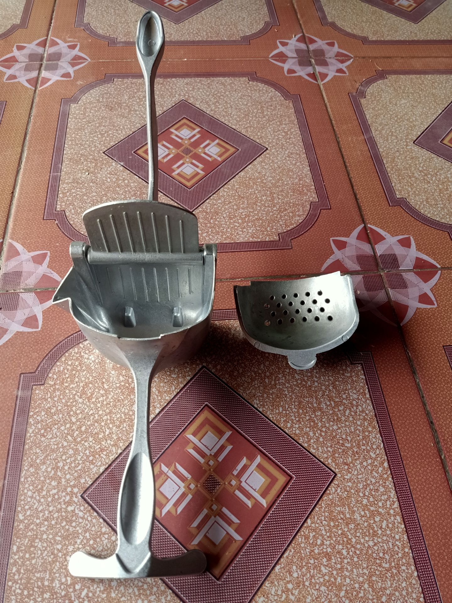 hàng tạm ổn, giao hàng cực nhanh khuyết một vấn đề nho nhỏ, bã bị đẩy lên mặt nắp, Tuy nhiên vẫn cho shop 4*và tiếp tục ủng hộ shop,,,