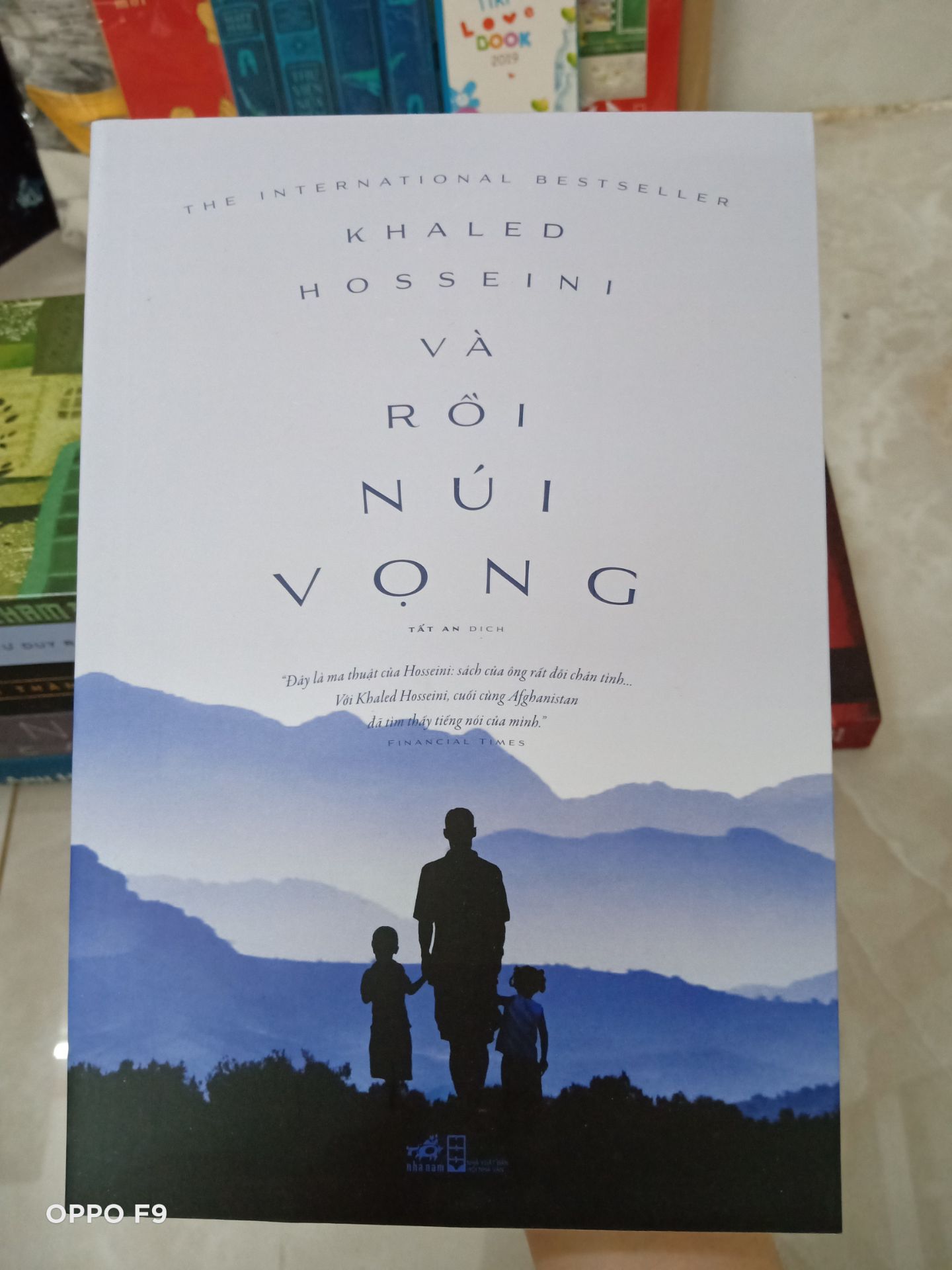 Sách của Nhã Nam rất đẹp, lỗi in thì có thể liên hệ Nhã Nam để đổi được. Quà đầy đủ, sale mạnh. Mình hơi buồn Tiki vì khâu đóng gói rất sơ sài, ko có bọc xung quanh, nên trừ điểm chỗ này. Cũng may mình mua nhiều nên vừa hộp, ko bị lỗi gáy sách mấy, nhưng cũng bị nhăn gáy sách. Khâu vận chuyển cũng làm mình sốt ruột nữa, ko thấy cập nhật gì kỹ lắm, nhưng đợt này giao đúng hẹn.