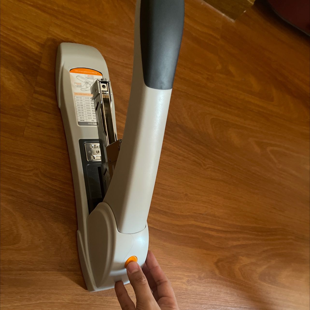 Sản phẩm của deli thì sử dụng khá nhiều loại rồi, đa phần đều chất lượng tốt, dụng cụ bấm kim nhỏ gọn, nhẹ, dễ vận chuyển, có trợ lực nên đóng tập dày cũng nhẹ nhàng hơn. Các chi tiết đều hoàn hảo, có nút bấm đẩy ngăn kim ra, điều chỉnh được vị trí nhẩn kim