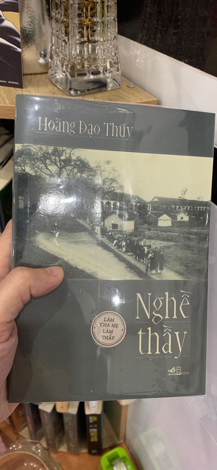 Shop đóng gói cẩn thận, mình còn được tặng thêm quyển Nghề Thầy, cám ơn shop. 
(Về nội dung sách thì đọc xong mình mới nhận xét được)