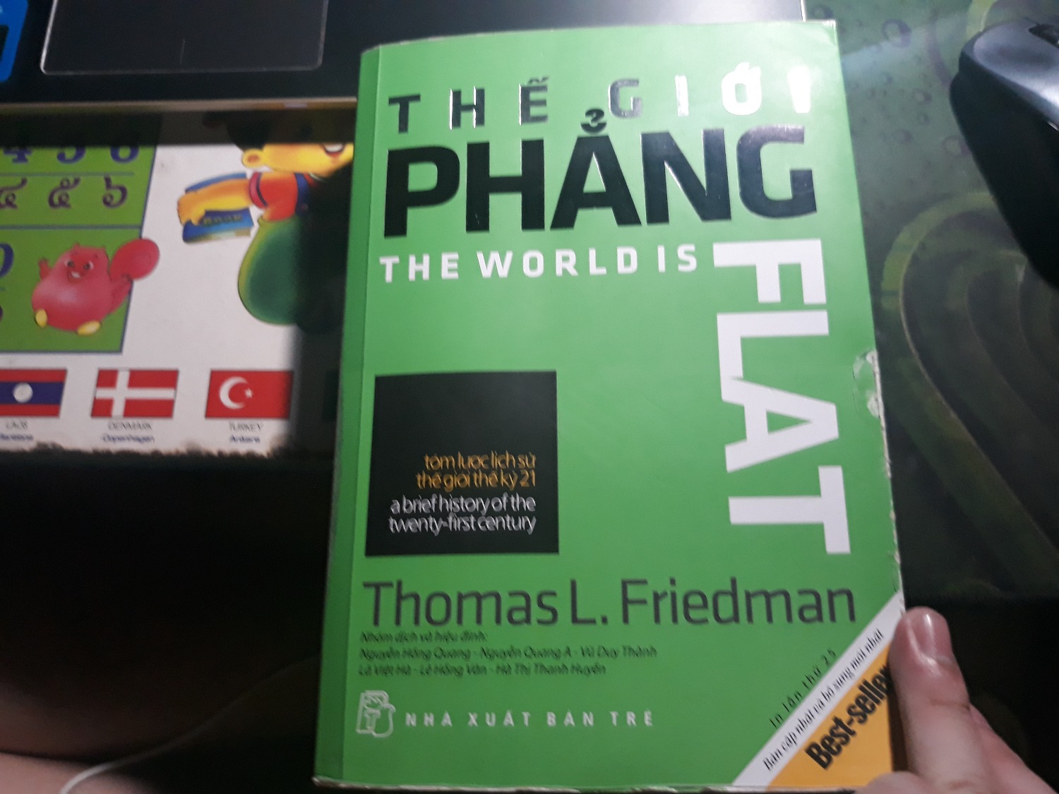 Sách hơi khó hiểu, cần phải suy ngẫm , nói chung dành cho dân kinh tế, sách hay, dẫn chứng, giải thích dễ hiểu, tất cả nội dung thế kỉ 21 này chỉ tóm gọn trong quyển sách .
- Không thích bìa  mìm cho lắm, hi vọng sẽ có bìa cứng trong lần tái bản sau, cuốn the world flat này rất quan trọng.