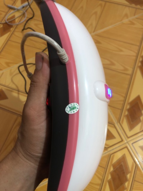 giao nhanh,nhìn bề ngoài gia công bình thường ,nút bấm êm dễ nhìn dễ sử dụng ,rung 4 chế độ và khá mạnh ,chế độ auto khá tiện,đèn led chớp nháy đỏ chờ và xanh sẵn sàng khá hay.độ ồn chấp nhận dc.dây của adapter 12v cũng dài và chưa đủ chắc chắn ,đây cũng là nhược điểm của máy do không tiện di chuyển vì sử dụng cục nguồn câp .thông số ghi trên đai là 27w mà cục nguồn có 12v 2A tính ra cục nguồn có 24w 🙄.gì z chời.