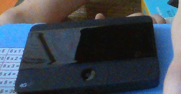 Về hàng hóa nguyên vẹn (hình 1), chất lượng sản phẩm tốt, mình dùng sim vina nên có tốc độ như hình 2, đối với mình chất lượng thế này là thỏa mãn
tuy nhiên điều làm mình thất vọng nhất lần này là đội ngũ giao hàng.Mình đã mua hàng rất nhiều lần ở tiki, và chưa có lần nào chậm như lần này. Hẳn nhiều bạn ở đây đã mua hàng nhiều lần với tiki chắc hẳn đã quen với một tiki "tác phong nhanh" và tôi cũng vậy. Tôi ở Hà Nội, mỗi lần mua hàng ở tiki thì tiki đều chừa ra khoảng 3 đến 4 ngày để đảm bảo cho shiper có thể giao hàng đúng hẹn nhưng bao giờ shipper cũng đến trước tầm một đến hai ngày so với hẹn nên làm tôi rất hài lòng. Nhanh nhất là lần tôi mua ram kingston 4gb ở tiki, tôi đặt vào thứ bảy, thì ngay sáng chủ nhật đã tới, một tốc độ chỉ đứng sau tiki now và hầu như không thua với dịch vụ giao hàng ở bất kì trang điện tử nào khác, bạn có thể xem hình 3
 tuy nhiên lần này tôi đặt cục phát wifi 4g này lại khác, cục phát của tôi đủ tiêu chuẩn giao miễn phí và tôi để ý tiki lần này để cho một đơn vị rất lạ vận chuyển: best express?! Thật trước đây tôi đã quen với các anh giaohangnhanh, vnpost, viettelpost làm việc khẩn trương, tôi không biết có thể tin được đơn vị lạ hoắc này không.
quả không ngoài dự đoán, hàng đã được bàn giao cho bên vận chuyển từ chủ nhật, nhưng tận đúng hẹn thứ tư người ta mới đi giao, và lại đi giao rất muộn, trường tôi là trường nội trú nên không cho học viên đi lại thoải mái mà lấy bưu phẩm được, chỉ được đứng ở cổng để chờ người giao thôi, thông thường trường tôi 4 h chiều đã mở cửa cho shipper vào đưa bưu phẩm. 4 h tôi ra cổng đã có 7 anh từ các hãng khác nhau: giaohangnhanh, vnpost, viettelpost,... tôi tìm bưu phẩm mang tên tôi mãi mà vẫn không thấy, tôi chờ đến 4h30 thì thất vọng vì chờ quá lâu nên về để còn công tác. thì mãi đến 4h 47 anh này mới gọi cho tôi báo có bưu phẩm. tôi vẫn lịch sự trả lời anh rằng hiện tại tôi đang công tác nên không ra được nữa và thất vọng vô cùng vì đây không phải là tốc độ giao hàng thường thấy ở tiki mà tôi thường biết. cuối cùng việc giao hàng còn lằng nhằng mãi đến tận thứ 7 tuần đó mới nhận được hàng (hình 4,5)
Tôi thật sự thất vọng với tiki lần này, tốc độ giao hàng chậm  là do đơn vị vận chuyển nhưng tiki sai là đã giao cho đơn vị không mấy tên tuổi này. Tốc độ chính là một trong những lí do làm mình mua ở tiki nhiều hơn tất thảy các trang thương mại điện tử khác. hy vọng tiki sẽ nghiêm túc xem xét vấn đề này để tránh làm ức chế khách hàng như thế nữa. Về hàng hóa nguyên vẹn (hình 1), chất lượng sản phẩm tốt, mình dùng sim vina nên có tốc độ như hình 2, đối với mình chất lượng thế này là thỏa mãn
tuy nhiên điều làm mình thất vọng nhất lần này là đội ngũ giao hàng.Mình đã mua hàng rất nhiều lần ở tiki, và chưa có lần nào chậm như lần này. Hẳn nhiều bạn ở đây đã mua hàng nhiều lần với tiki chắc hẳn đã quen với một tiki "tác phong nhanh" và tôi cũng vậy. Tôi ở Hà Nội, mỗi lần mua hàng ở tiki thì tiki đều chừa ra khoảng 3 đến 4 ngày để đảm bảo cho shiper có thể giao hàng đúng hẹn nhưng bao giờ shipper cũng đến trước tầm một đến hai ngày so với hẹn nên làm tôi rất hài lòng. Nhanh nhất là lần tôi mua ram kingston 4gb ở tiki, tôi đặt vào thứ bảy, thì ngay sáng chủ nhật đã tới, một tốc độ chỉ đứng sau tiki now và hầu như không thua với dịch vụ giao hàng ở bất kì trang điện tử nào khác, bạn có thể xem hình 3
 tuy nhiên lần này tôi đặt cục phát wifi 4g này lại khác, cục phát của tôi đủ tiêu chuẩn giao miễn phí và tôi để ý tiki lần này để cho một đơn vị rất lạ vận chuyển: best express?! Thật trước đây tôi đã quen với các anh giaohangnhanh, vnpost, viettelpost làm việc khẩn trương, tôi không biết có thể tin được đơn vị lạ hoắc này không.
quả không ngoài dự đoán, hàng đã được bàn giao cho bên vận chuyển từ chủ nhật, nhưng tận đúng hẹn thứ tư người ta mới đi giao, và lại đi giao rất muộn, trường tôi là trường nội trú nên không cho học viên đi lại thoải mái mà lấy bưu phẩm được, chỉ được đứng ở cổng để chờ người giao thôi, thông thường trường tôi 4 h chiều đã mở cửa cho shipper vào đưa bưu phẩm. 4 h tôi ra cổng đã có 7 anh từ các hãng khác nhau: giaohangnhanh, vnpost, viettelpost,... tôi tìm bưu phẩm mang tên tôi mãi mà vẫn không thấy, tôi chờ đến 4h30 thì thất vọng vì chờ quá lâu nên về để còn công tác. thì mãi đến 4h 47 anh này mới gọi cho tôi báo có bưu phẩm. tôi vẫn lịch sự trả lời anh rằng hiện tại tôi đang công tác nên không ra được nữa và thất vọng vô cùng vì đây không phải là tốc độ giao hàng thường thấy ở tiki mà tôi thường biết. cuối cùng việc giao hàng còn lằng nhằng mãi đến tận thứ 7 tuần đó mới nhận được hàng (hình 4,5)
Tôi thật sự thất vọng với tiki lần này, tốc độ giao hàng chậm  là do đơn vị vận chuyển nhưng tiki sai là đã giao cho đơn vị không mấy tên tuổi này. Tốc độ chính là một trong những lí do làm mình mua ở tiki nhiều hơn tất thảy các trang thương mại điện tử khác. hy vọng tiki sẽ nghiêm túc xem xét vấn đề này để tránh làm ức chế khách hàng như thế nữa.