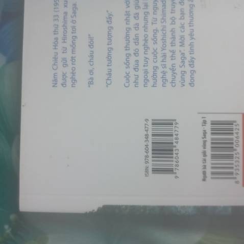 Lúc giao truyện không có seal hay lớp chống sốc gì hết luôn, may mà truyện vẫn còn nguyên vẹn. Nhưng mà bìa mặt sau bị dính keo vài chỗ nên nhìn nó hơi dơ. Nội dung bình dị, gần gũi và dễ lấy cảm tình của ng đọc