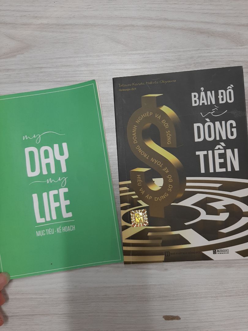 Một cuốn sách đáng mua, vì lý do sau đây:

Về tiki:
- giao nhanh, trước hẹn
- tiền ship rẻ
- sách nhận được mới ken, còn thơm mùi giấy
- lại có quà tặng kèm theo

Nội dung sách:
- bìa mềm
- giấy tốt
- nội dung rất hay về tiền
- đọc quyển này xong, bạn sẽ có cách hiểu về tiền sâu sắc hơn. Từ đó giúp bạn biết cách định hướng tài chính của mình trong tương lai