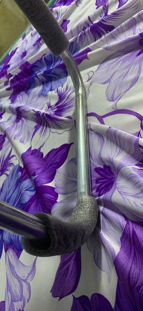 Không đẹp như hình. Bàn rất bập bên do chân bo góc. Viền nhựa nhìn thô.