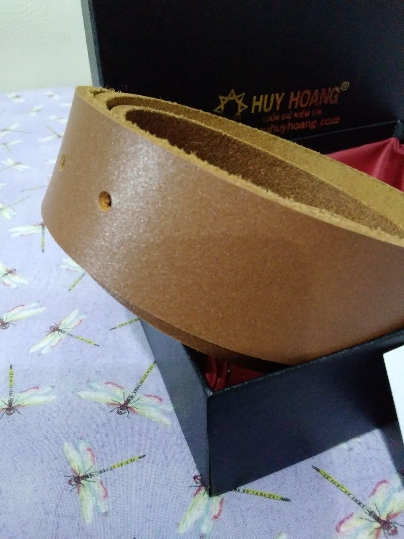 Thắt lưng được làm bằng da thật. Sản phẩm có hộp nhìn lịch sự và có phiếu bảo hành.