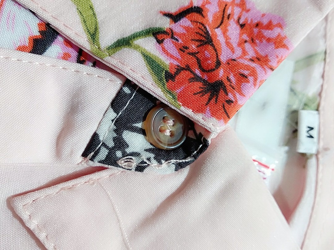 Em mới nhận hàng chiều nay, có một vài nhận xét như sau: Vải đẹp, màu sắc y hình, size áo thì chọn như shop mô tả nên vừa khít luôn. Phom áo nhỏ đó, nên phải lưu ý như kích thước shop đề ra thì mới vừa. Cơ quan mình làm toàn mặc sơ mi không à, nên gặp mẫu này thì ưng ý quá, mình sẽ mua thêm 2 màu xanh và trắng nữa để thay đổi. Nói chung áo sơ mi tầm giá này  mà chất được như vậy là quá tốt rồi.