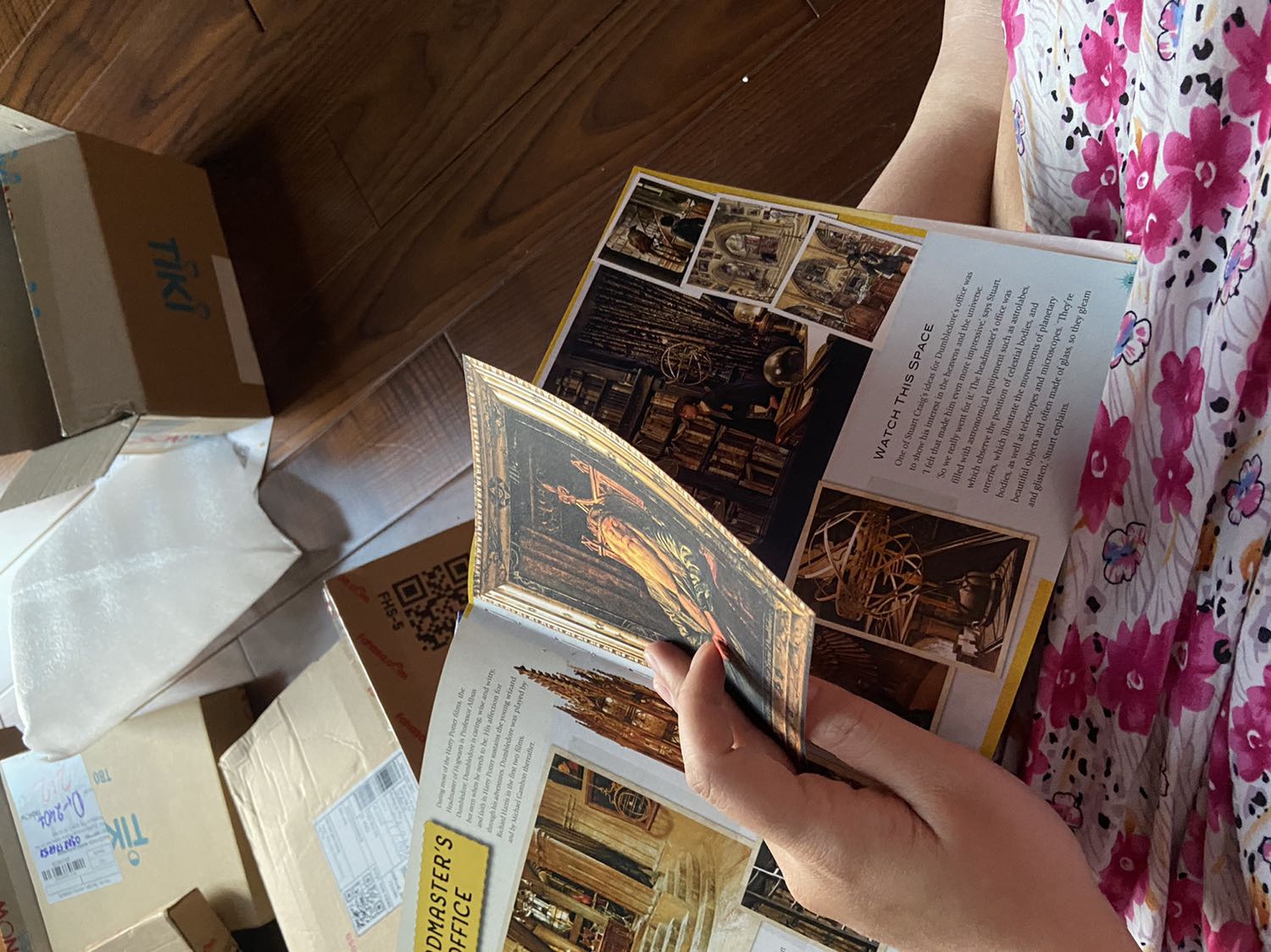 Có xước một đường bé trên bìa mặt trước nhưng mà bé thôi nên không sao. Nói chung là ổn