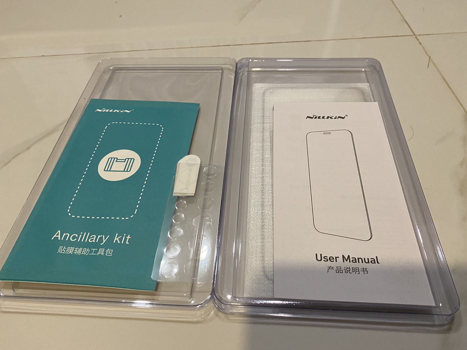 Có mã số để check hàng chính hãng trên nillkin, bộ sản phẩm đầy đủ. Vuốt chạm khá là mượt nha mọi người