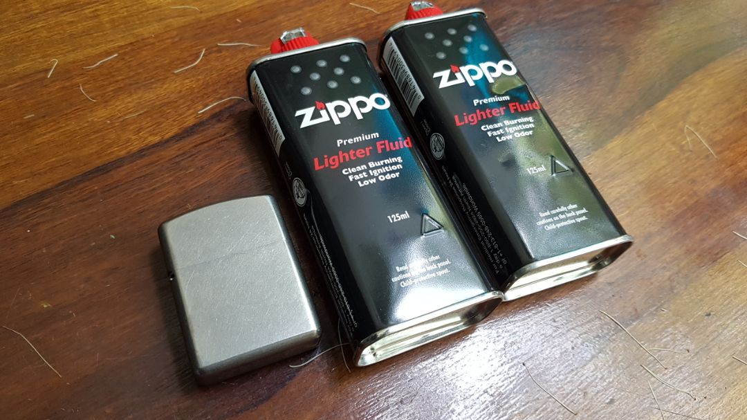Hàng xịn, chính hãng. Mua trực tiếp ở cửa hàng cũng vài lần rồi nên yên tâm về chất lượng. Zippo nên xài loại chống bay xăng thì xài 1 bình được lâu hơn, đa số zippo truyền thống từ bình dân đến cao cấp đều có bản lề phía ngoài, xài khoảng 1 năm là bị hở, nhanh bay xăng.
