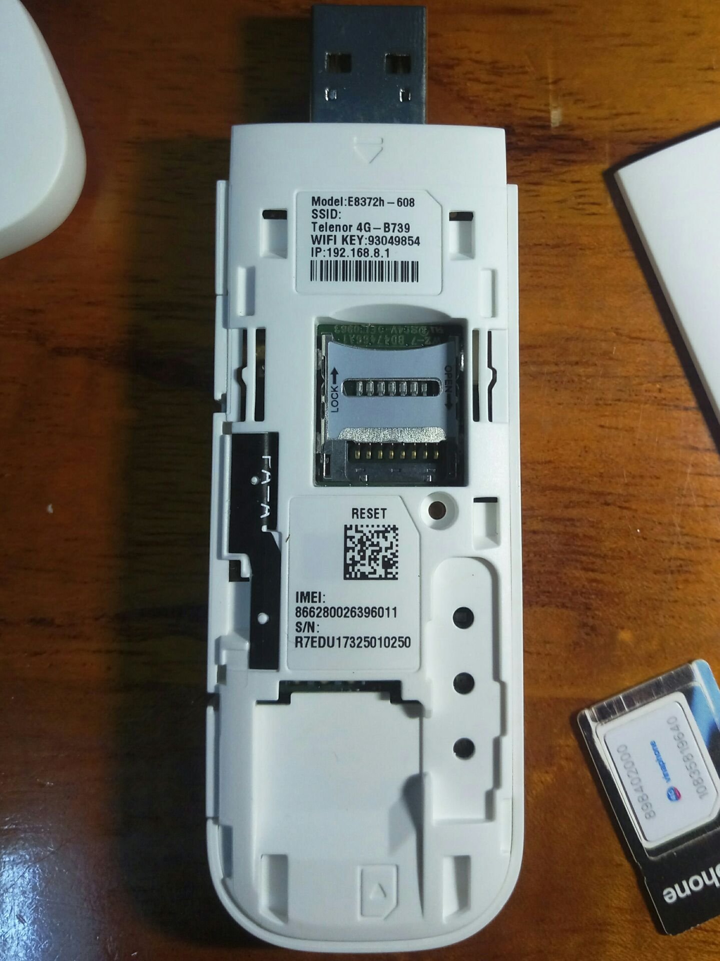 Hàng thì đúng chính hãng huawei nhưng là bản lock nhà mạng Telenor, mình khá đen mua trúng con bị lock vĩnh viễn về chả xài được gì cả, chờ nhận hàng 7 ngày, chờ giải quyết đổi trả mất 5 ngày, chắc chờ hoàn tiền thêm 7 ngày nữa, các bạn có mua thì nên cân nhắc kĩ nhé, hàng 100% là bản lock nhà mạng chứ không phải chính hãng quốc tế đâu, bên ngoài ko logo nhà mạng nhưng bên trong SSID là Telenor 4G, mình bị vướng mua phải hàng này giờ phiền phức quá.