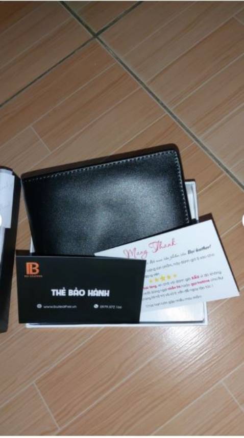 Ví nhìn rất đẹp. Có hộp đựng thanh lịch. có the Bảo hành 12 tháng nữa. Đóng gói rất cẩn thận. giao hàng nhanh TKs Shop