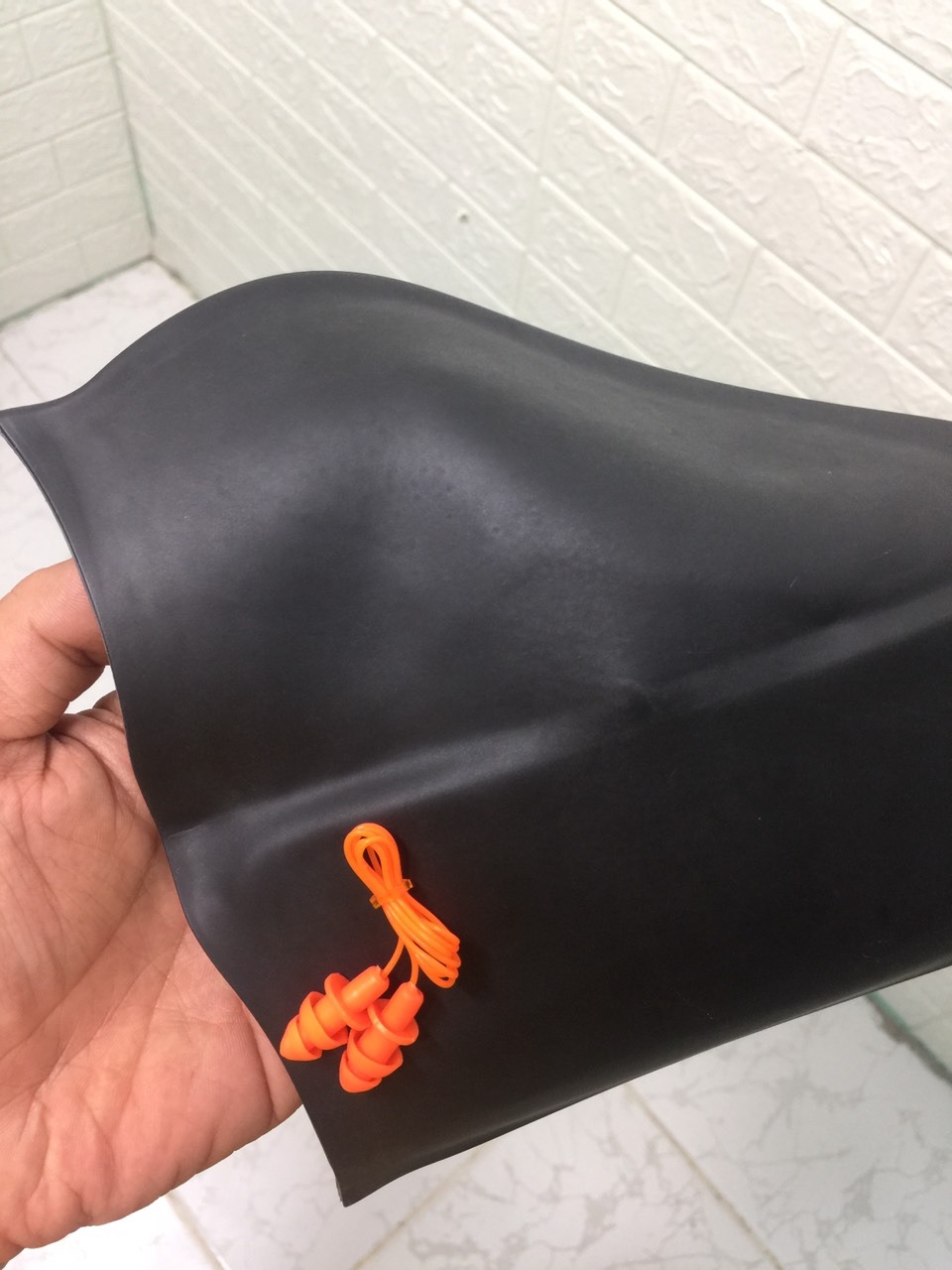 mới nhận hàng hồi chiều , tiki giao nhanh .
Đánh gá ban đầu thì quần họa tiết , thiết kế như hình . Mặc vào vừa size chắc do co giãn tốt , may chỉ chắc chắn , màu đẹp 
Phụ kiện kèm theo thấy có nón bơi silicon và bịt tai , quà tặng kèm nên không mong đợi lắm nhưng mà mình xài thấy khá ok , 
Shop bán hàng có tâm , để đầy đủ thông tin để feedback , ráng đáng ghi nhận .
Mình thấy set này hợp lý để mua vì giá rẻ , đủ đồ chơi . Bạn nào muốn tốt hơn thì mua lấy cái vài ba trăm chứ mình thấy có hơn 100k mà vậy là ok rồi . Quá hợp lý mới nhận hàng hồi chiều , tiki giao nhanh .
Đánh gá ban đầu thì quần họa tiết , thiết kế như hình . Mặc vào vừa size chắc do co giãn tốt , may chỉ chắc chắn , màu đẹp 
Phụ kiện kèm theo thấy có nón bơi silicon và bịt tai , quà tặng kèm nên không mong đợi lắm nhưng mà mình xài thấy khá ok , 
Shop bán hàng có tâm , để đầy đủ thông tin để feedback , ráng đáng ghi nhận .
Mình thấy set này hợp lý để mua vì giá rẻ , đủ đồ chơi . Bạn nào muốn tốt hơn thì mua lấy cái vài ba trăm chứ mình thấy có hơn 100k mà vậy là ok rồi . Quá hợp lý