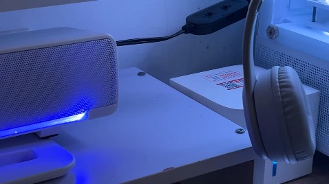 Tìm mãi, cũng ưng, mở max thì loa hơi rè