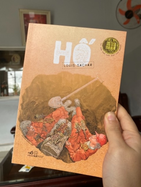 Sách mỏng thôi, đọc tầm 3 tiếng là hết. Đợt này Tiki sale to nên mình mua được với giá mềm. Tiki giao hàng nhanh nhưng gói hàng hơi ẩu. Hộp bị móp méo, trộm vía sách không sao.