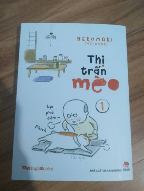Sản phẩm được đóng gói cẩn thận, không bị hư hại hay bóp méo. Mua được tặng thêm một tấm postcard cực cute lun. Mở bìa rời ra mình thấy phần gáy truyện bị dính keo hay gì đó nhưng chỉ có chút ít à, bạn có thể cạo ra được. Nội dung truyện mình có chụp lên, hi vọng bạn đọc được. Nếu bạn muốn tìm một bộ truyện về slice of life nhẹ nhàng để chill, mình khuyến khích các bạn nên mua bộ truyện này.
10đ cho nét vẽ cực cute, màu sắc trong từng trang truyện và mùi rất thơm nữa. (Mn hãy thông cảm cho chiếc hình nha, mình thề ở ngoài nó đẹp lắm)