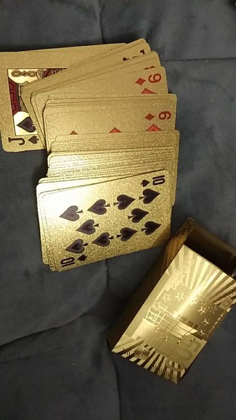 bài chơi rất ổn và đẹp luôn nha mn 😘😘 có điều hộp đựng hơi mỏng và k dùng nhiều lần được 😿 chỉ thế thôi còn chất hơn lá bài siêu thích luôn í ✨✨cầm mà lia thì hơi bị bén luôn í í! nói chung Tết này ngồi xẻ quạt thì sang choảnh phải biết!! Tôi sẽ ủng hộ thêm, nhưng thêm nhiều mẫu nữa thì sẽ ok hơn!