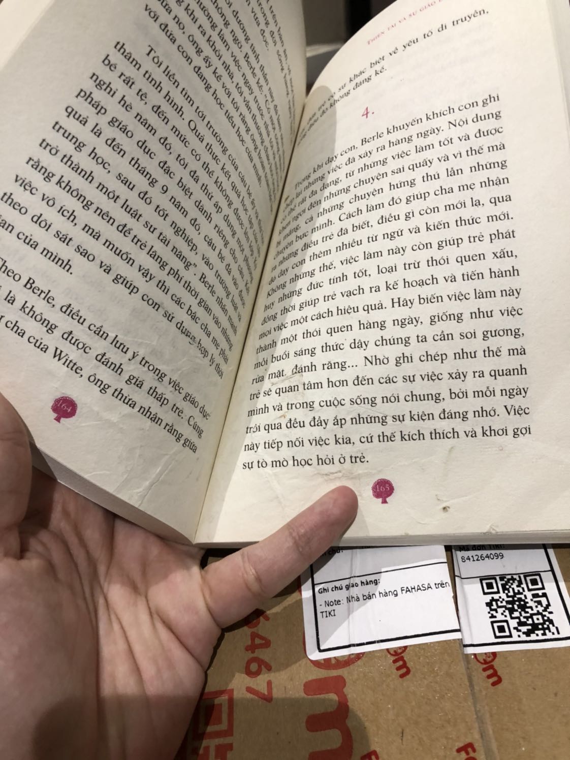 Mình đã mua sách rất nhiều lần trên Tiki cũng như trực tiếp tại cửa hàng Fahasa nhưng chưa bao giờ gặp trường hợp như thế này! Thực sự rất bức xúc, trước giờ mỗi cuốn sách mình mua mình đều gìn giữ cẩn thận, có những cuốn mình đọc đi đọc lại nhiều lần nhưng vẫn rất mới vì mình trân trọng từng cuốn sách của mình, vậy mà hnay sách còn chưa kịp đọc đã thế này rồi, háo hức nhận sách mở ra gặp cục tức như thế này đây! 
Mình cũng ko có ý định đòi đổi lại sách vì rất mất tg, chỉ mong bên nhà cung cấp và Tiki cẩn thận hơn trong việc kiểm tra sản phẩm trước khi gửi cho khách hàng!
