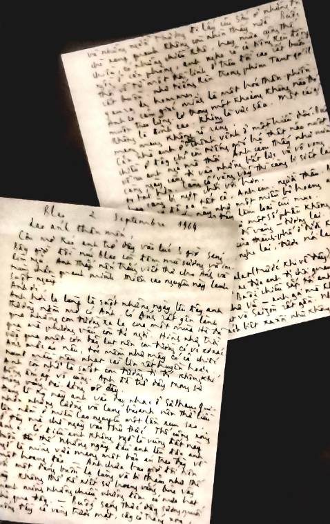 Mua với giá rẻ hơn song chất lượng không phải bàn.

Sách mới có bọc giấy kính, bên ngoài quấn thêm lớp xốp hơi bong bóng và đặt trong hộp carton hợp cỡ, thành thử khi khui sách không gặp vấn đề cong móp gãy đến bìa, hoặc ít nhất hạn chế tối đa được việc đấy. 

Về chất giấy của sách thì có mặt láng, màu ngà.

Các ảnh thư tay, thư điện tính, tờ soạn nhạc hay bất kỳ ảnh chụp lại và lồng vào trang sách bên trong đều in rõ nét và rõ mực ở một mức tương đối. Đủ để độc giả tự đọc được.

(Nếu bạn trải nghiệm và xem ảnh các đánh giá khác, bạn sẽ thấy chân thực hơn chất lượng ảnh so với cái của mình - ảnh hai lá thư đã bị nhòe & tất cả qua chỉnh sửa màu.)