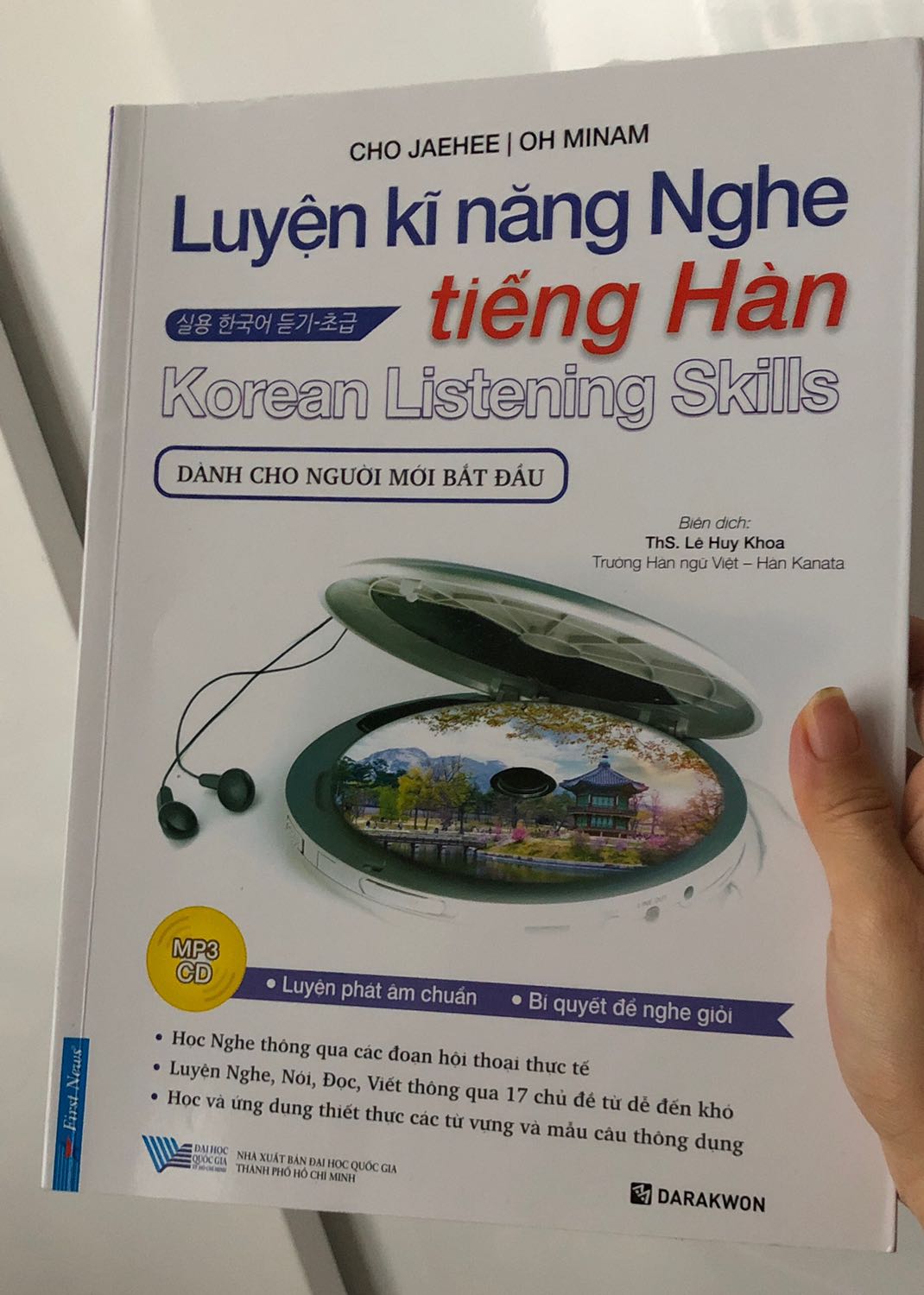 Gồm 1 số chủ đề nghe của trình độ sơ cấp 1. Có 1 số cấu trúc ngữ pháp hay cách giao tiếp tự nhiên lạ nên trong quá trình học bị mất thời gian tra cứu và đi hỏi, có nhiều từ mới ở bài nghe không được dịch nên cảm giác rất khó học đối với người ở trình độ sơ cấp.
Bên Tiki giao hàng nhanh chóng.