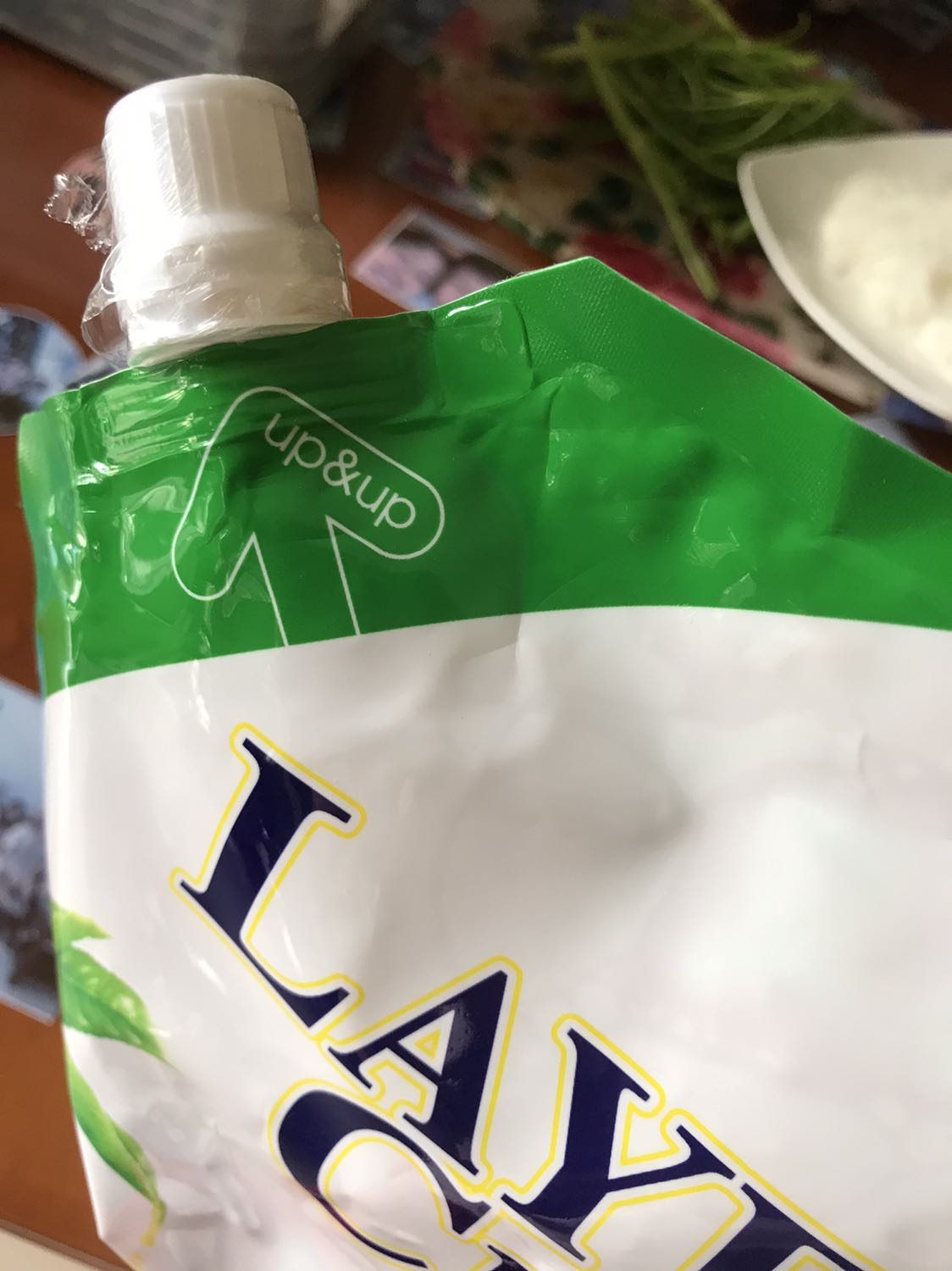 Mới dùng thử thấy ổn: mùi không gắt, rửa xong tráng qua nước thấy rất nhanh sạch, không nhờn nhờn như một số nước rửa chén khác. Cám ơn shop đã đóng gói sản phẩm rất kỹ càng.