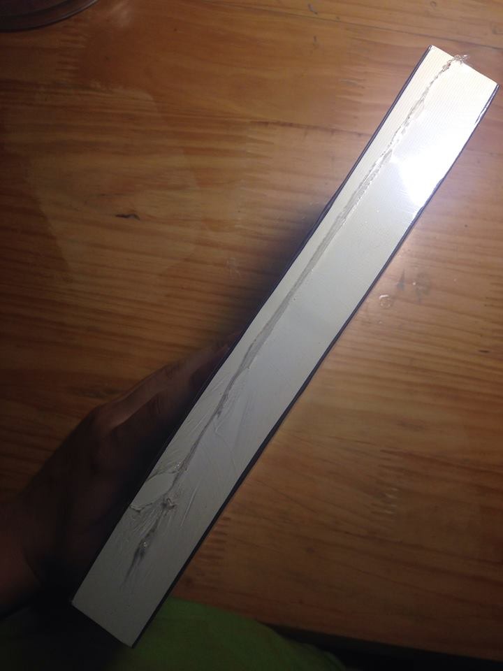 Giao hàng: nhanh, ngay sau hôm đặt đã có hàng rồi, mặc dù mình đặt giao hàng tiết kiệm

Đóng gói: bọc rách nhiều chỗ to bổ chảng, may mà không bẩn vào bên trong. bóc cái bọc ra thì sách bị xước rất nhiều, cái này các bạn zoom ảnh lên là nhìn ra ngay. rất buồn

Nội dung: 
- chủ đề thì hay, luận điểm mới lạ
- tuy nhiên viết rất vòng vo tam quốc, dùng hơi nhiều hình ảnh ẩn dụ, lan man làm cho câu không thoát ý, có khi còn tối nghĩa nữa. có thể là do người dịch
- nhiều đoạn dẫn dắt dài thòong lòong, đọc xong nghĩ mãi mà không thấy liên quan. 
- do mình ở châu Á, 2 vợ chồng tác giả lại lớn lên và sinh sống trong văn hóa và giáo dục châu Mỹ, châu Âu. thế nên khi tác giả lấy dẫn chứng hoặc ví von sẽ lấy các nhân vật, sự kiện, sự vật... ở đây. mình đọc thấy bị sao nhãng do nhiều chi tiết không hiểu sâu được, cũng không cảm thấy bị ấn tượng
- có vài đoạn đi thẳng vào vấn đề, đọc khá sướng nhưng chỉ được một khúc thì ôi thôi lại 7749 phép tu từ làm cho câu cú bỗng dưng khó hiểu. càng đọc càng thấy sách nó không dành cho những đứa đầu óc thường dân như mình thì phải

mình mới chỉ đọc một lần, chắc vì hiểu biết cũng hẹp nên không thấy phù hợp. có lẽ sẽ phải đọc lại nhiều lần, nhưng tiki chỉ cho nhận xét 1 lần thôi, cũng không cho sửa bình luận nên cứ tạm là thế này. chúc mọi người mua sách như ý nha