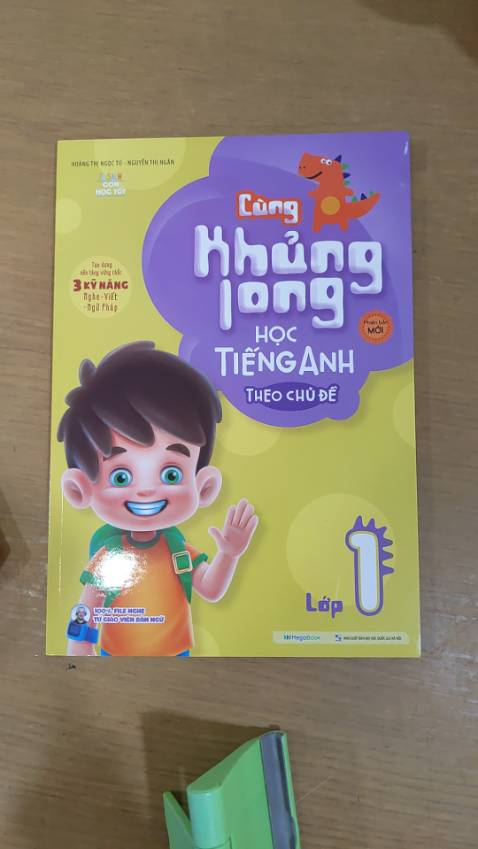 Nội dung ổn với trình độ lớp 1, nhưng file ghi âm thì cực kì tệ hại, trên bìa ghi ko kèm CD vì sợ thất lạc kêu nhập mã nghe online mà nhập cả trăm lần vẫn báo mã sai, như trò lừa. Search google down chỗ khác về thấy 10 bài mỗi bài có 1, 2 câu ngắn cũn, rất tệ. Các cô ko cần thiết ghi giọng bản ngữ, accent người việt cũng dc nhưng ghi âm đầy đủ nội dung sách như sách Family&Friend của BGD có phải tốt hơn không.