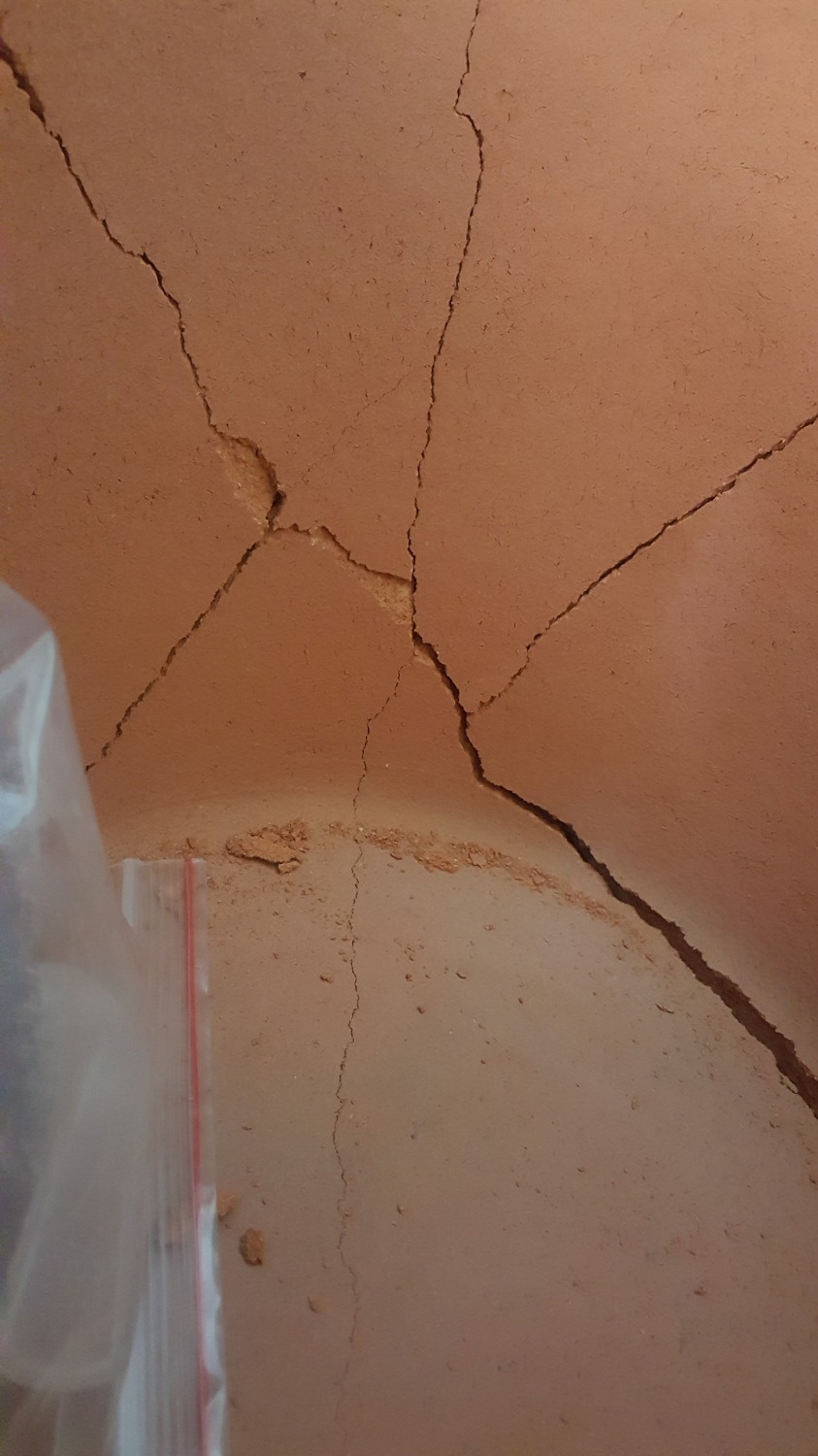 Mình là khách hàng thân thiết của Tiki. Luôn tín nhiệm đặt mua các sp giá trị hoặc hàng dễ vỡ trên Tiki do Tiki luôn đóng gói và vận chuyển hàng tốt hơn. Đây là lần đầu tiên mình thất vọng với sp do Tiki giao tới. Mình đặt đơn hàng #658189621 là 1 bình lọc gốm ngày 12/8/2019 và nhận được hàng tại địa chỉ ngày 13/8/2019. Mình đi công tác nên cuối tuần 18/8/2019 về mở sản phẩm ra thì ôi thôi lõi lọc gốm nứt vỡ làm rất nhiều mảnh dù còn nguyên hình dáng (Nếu đã tháo ra khỏi túi bọc lõi thì không thể nào xếp lại được. Mình không bao giờ đẩy trách nhiệm hư hỏng sp do sử dụng cho nhà bán hàng). Gọi tổng đài 19006035 thì được trả lời sp chỉ được đổi trong 48h. Chính sách đổi trả này bất lợi cho khách hàng hơn chính sách đổi trả của các trang TMĐT khác (7 ngày đổi trả trở lên). Lõi lọc gốm thì Tiki lại không bán. Nếu đặt trên *** thì tốn thêm 428k. Thiệt hại cho khách hàng và mình thấy cách giải quyết của Tiki chưa thỏa đáng. Theo mình trong thùng nên có thêm 1 lớp xốp để lõi lọc gốm không bị bể vỡ. Chỉ có bao xốp bongs hơi ngoài thùng là chưa đảm bảo (Việc này Tiki có thể làm hoặc phản hồi với nhà sản xuất. Người Nhật bảo quản rất tốt các sp gốm vì khi nung thành gốm đất đã chết). Với người mua, nên kiểm tra sp ngay sau khi nhận hàng để có thể đổi trả nếu hư, bể. Mình xem nhận xét thì thấy có các bạn khác gặp tình trạng tương tự. Mình ở ngay Tp.HCM và sp do Tiki giao còn vậy thì các bạn ở tỉnh nhận hàng sẽ rất dễ bị bể vỡ. Kiến nghị nhà sản xuất bổ sung xốp lót phía trong thùng.