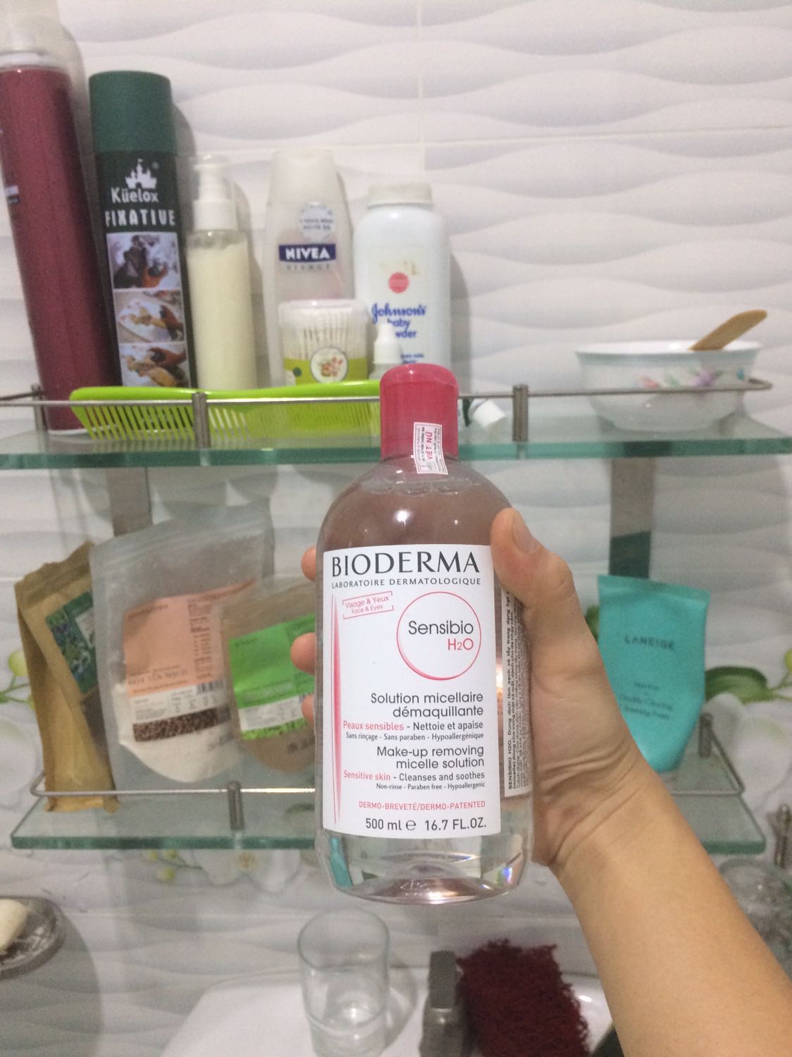 Đây là lần thứ 2 mình mua loại này, thường sau khi tẩy trang xong nếu không rửa lại bằng sữa rửa mặt qua hôm sau da mình nổi mụn liền, còn loại này rất êm, mấy lần mình tẩy trang xong ngủ quên qua ngày hôm sau da vẫn mềm dịu. Đây là sản phẩm tốt nhất mình từng mua!
