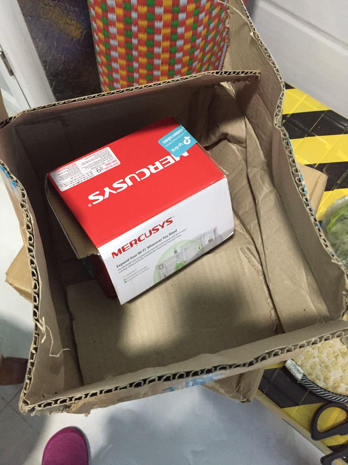 Hơi giận vì nhận được hộp méo mó, tưởng bị hỏng bên trong, may shop đóng thêm trong hộp carton cứng nên không bị ảnh hưởng gì. Hàng dùng wifi mạnh hơn nhiều nha