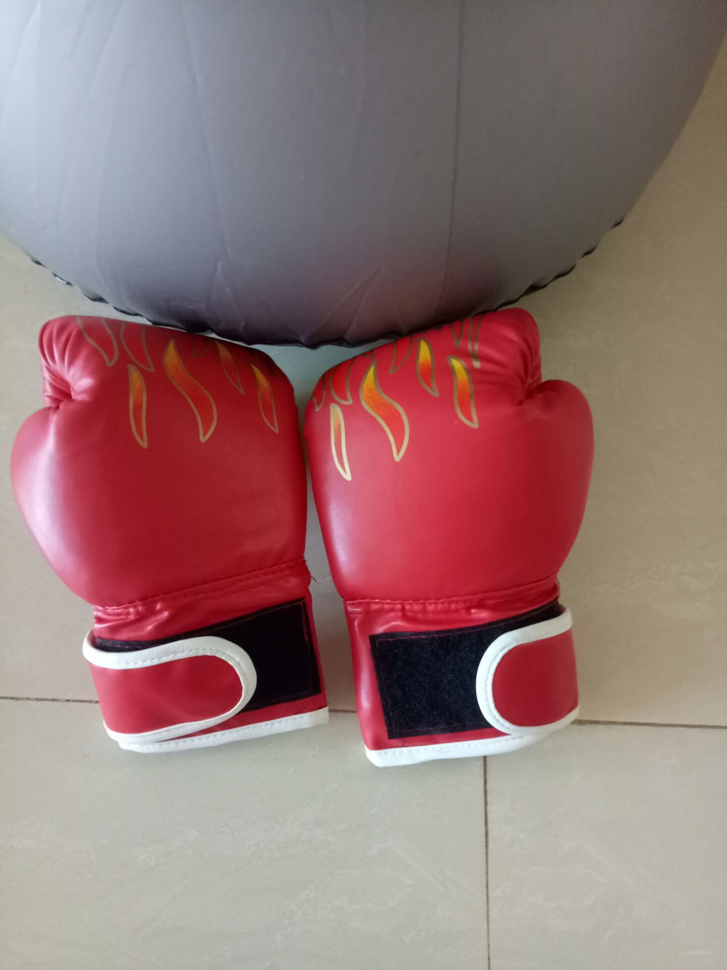 Tốt, phù hợp với trẻ em. hi vọng không bị lỗ mọt. mình bơm nước dưới đáy chứ ko bỏ cát theo hướng dẫn và thăng bằng rất tốt.