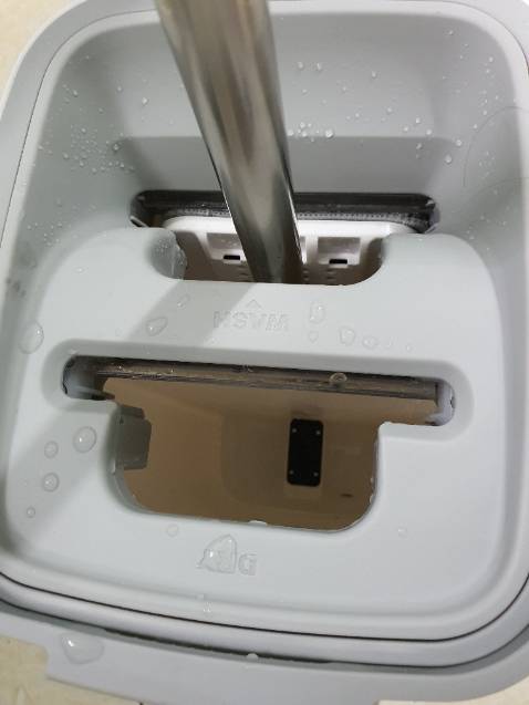 Về hình dáng và màu sắc: Y hình
Độ nhẹ tốt
Có bông refil ok
Độ vắt tương đối ổn vì mặt bông nên phải có độ ướt nhất định.
Độ bám tốt đi đc bụi mịn
Mình mới dùng 3 lần thấy ưng ý so với sp truyền thống xưa.