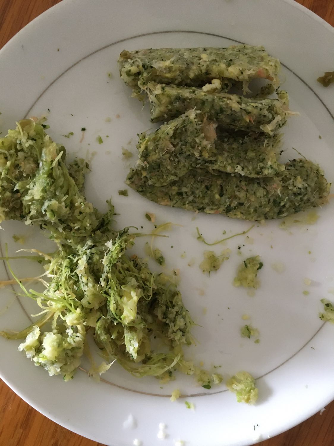 3.5 sao thôi hà!
Dù hơi bực mình trong những sai sót khâu đặt hàng nhưng dịch vụ chung ok, máy ok. Packing và giao hàng ổn. Máy sản xuất tại Đài Loan, mới đóng dấu kiểm tra chất lượng trong tháng 07/2020 và mình nhận đầu tháng 09/2020, mới cứng. Vận hành êm, nhanh. Ép không quá kiệt nước, nên mình xay 2 lần; các loại rau có cọng (rau má, cần tây) cắt 4cm rồi máy vẫn kẹt, nên cho vào tí quả thịt (ổi, xoài...) thì đỡ kẹt họng ra hơn. Cái họng ra hơi nhỏ, rau có xơ rửa khó. Máy có nút chặn đầu ra nước ép, muốn nước ép mịn có thể đóng van đó lại vài phút rồi hãy mở thì nước mịn hơn. Tháo ra hơi cực hơn các máy ly tâm. Rau, củ, trái vẫn bị “dính cối” hơi nhiều và chưa được xay mịn hết dù cho chạy không tải vài phút và tí nước vào, do va 1 lần ép nên ép nhiều. Nước ép ngon, cho 1-2 hạt muốt hột vào sẽ ngon hơn. Nên tách hạt, cam thì dùng máy vắt cam sẽ ổn hơn máy này! Lẽ ra cho 3.5 sao nhưng Tiki không có mức 3.5 nên thôi cho 4 sao.