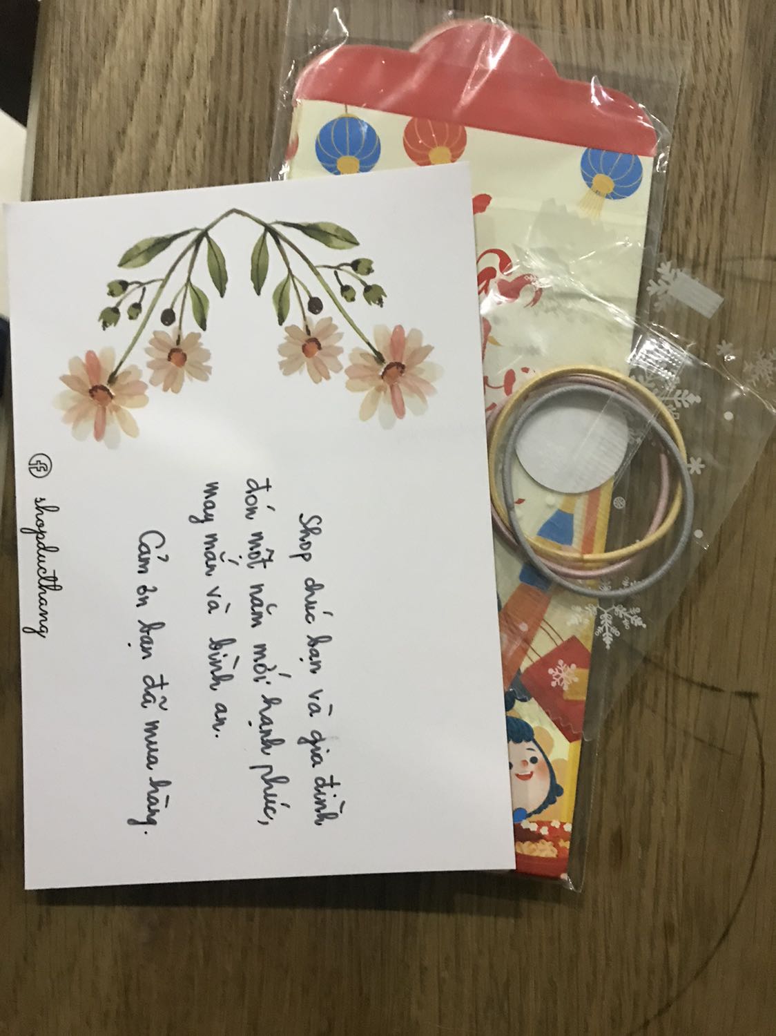 Shop đóng gói sản phẩm cẩn thận, có tặng cả cột tóc và bao lì xì rất đáng yêu, mà ghi điểm tuyệt đối nhất là thiệp chúc viết tay hẳn hoi luôn ❤️❤️❤️❤️