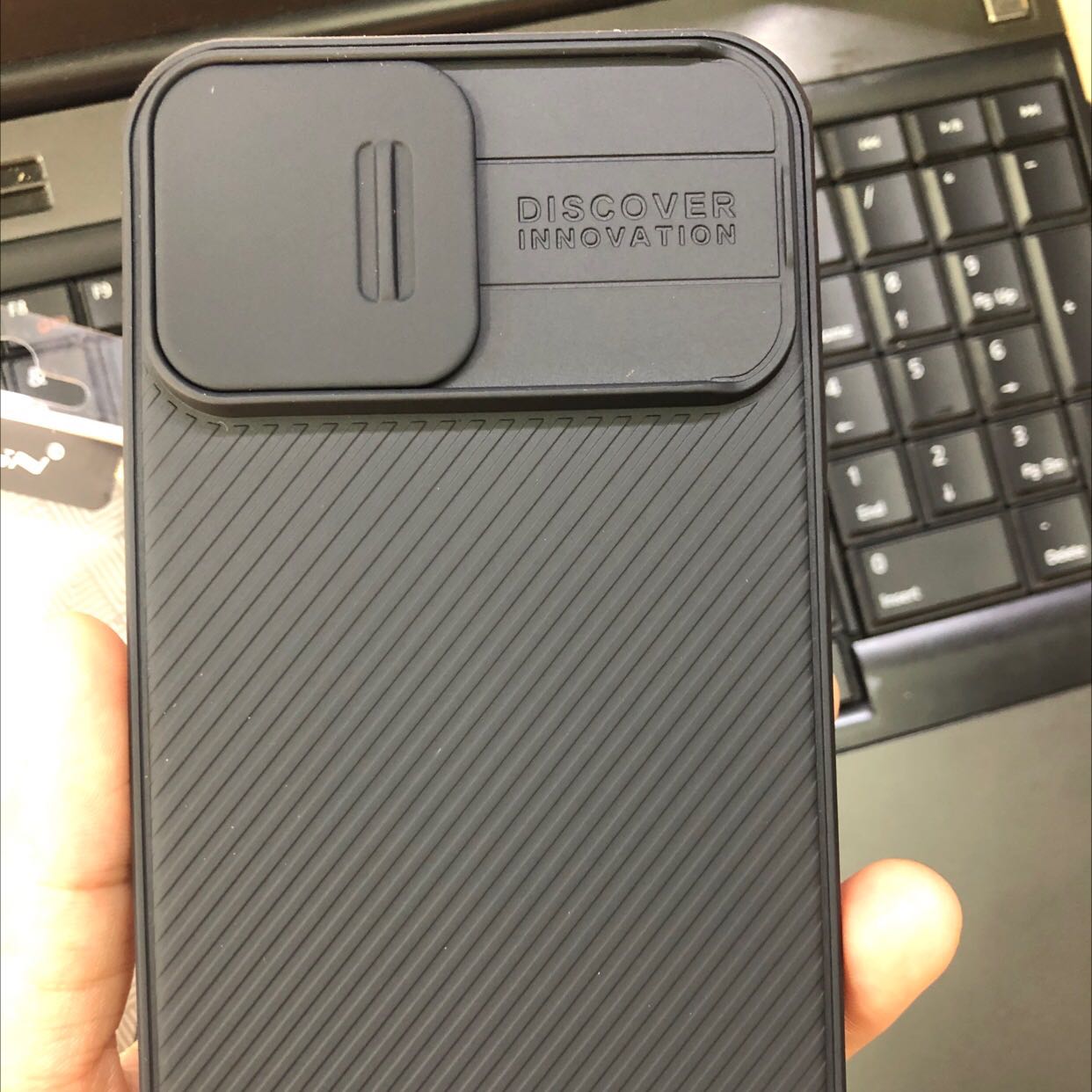 Shop tư vấn nhiệt tình. Giao hàng nhanh lắm luôn, sản phẩm đẹp, vừa y điện thoại. Đáng mua lắm ạ. Cảm ơn shop nhiều ạ