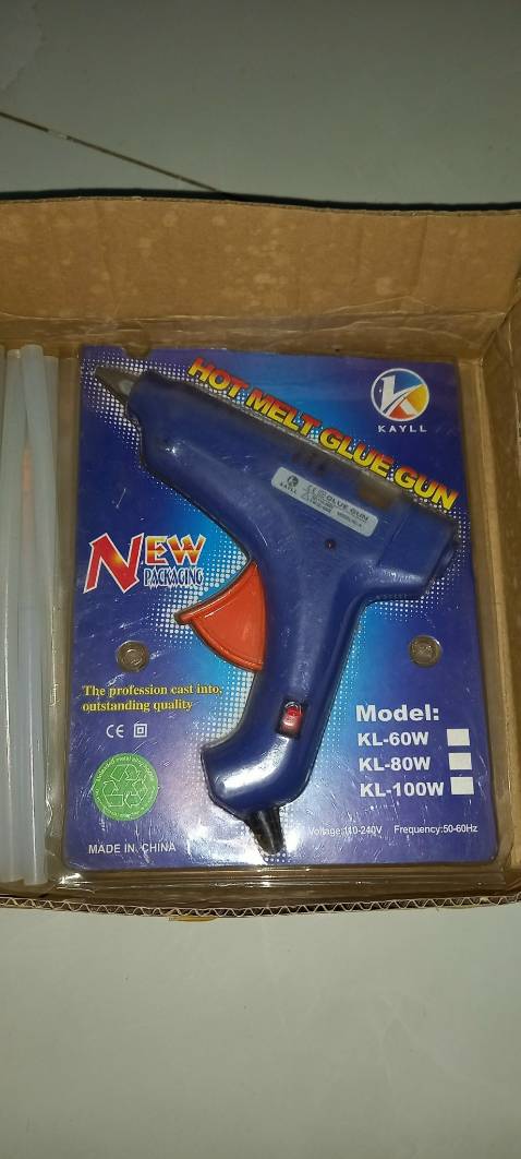 Nhiều vấn đề cho 1 sp rất phổ thông:
1. GH khá nhanh, nhanh hơn thông báo, điểm sáng duy nhất, trên bao bì ko ghi là 
     hàng gì;
2. Tuy nhiên: sp nhận được ko được như hình quảng cáo:
    2.1 Tôi đăng mua loại 60w, trên hàng gởi về ko có một chi tiết về nào về 60w  , do đó ko biết năng suất là bao nhiêu;
    2.2 Ko có giá đỡ khi sử dụ̣ng, ko thể chấp nhận được;
    2.3 Chỉ có 8 cây keo, thay vì 10 cây ;
Tôi xin gởi trả shop món hàng nầy. Xin hướng dẫn cách trả hàng, và mong shop trong tương lai lảm ăn đàng hoàn hơn.  Cho shop 3 sao, nhờ GH.