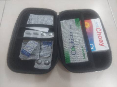 Hộp nhỏ gọn, thuận tiện mang theo. Vỏ hộp cứng cáp.