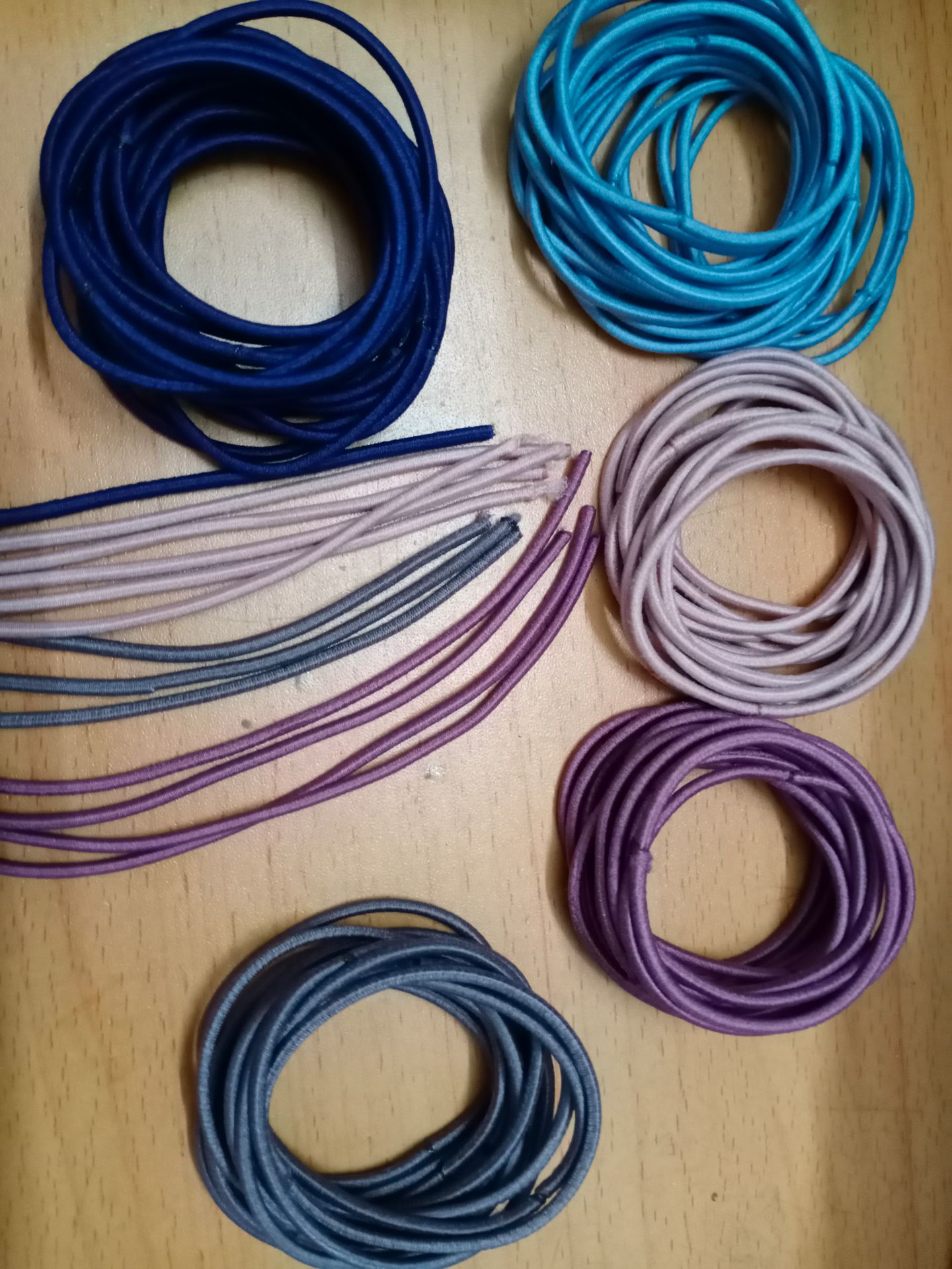 Thun giãn tốt và khó hư nên mua 100 cọng thế này thì xài cực lâu luôn. Nhưng nghỉ dịch ở nhà rảnh quá nên đem thun ra *** thì mình hỏng tận 13 cọng thun. Chả bõ gì so với 87 thun còn lại nhưng thấy khá uổng và tiếc. Nhưng với giá siêu hời thì cũng không đòi hỏi gì thêm