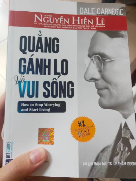 Đúng là tikinow giao hàng nhanh thật. Ngủ dậy đã có sách để đọc. Sách mới có tem chống hàng giả. Giấy thẳng, sạch sẽ, ko gãy. Bên trong sách còn kèm mã QR để tải bản mềm và audiobook. Sách gối đầu nên mua và mua trên tiki nhé